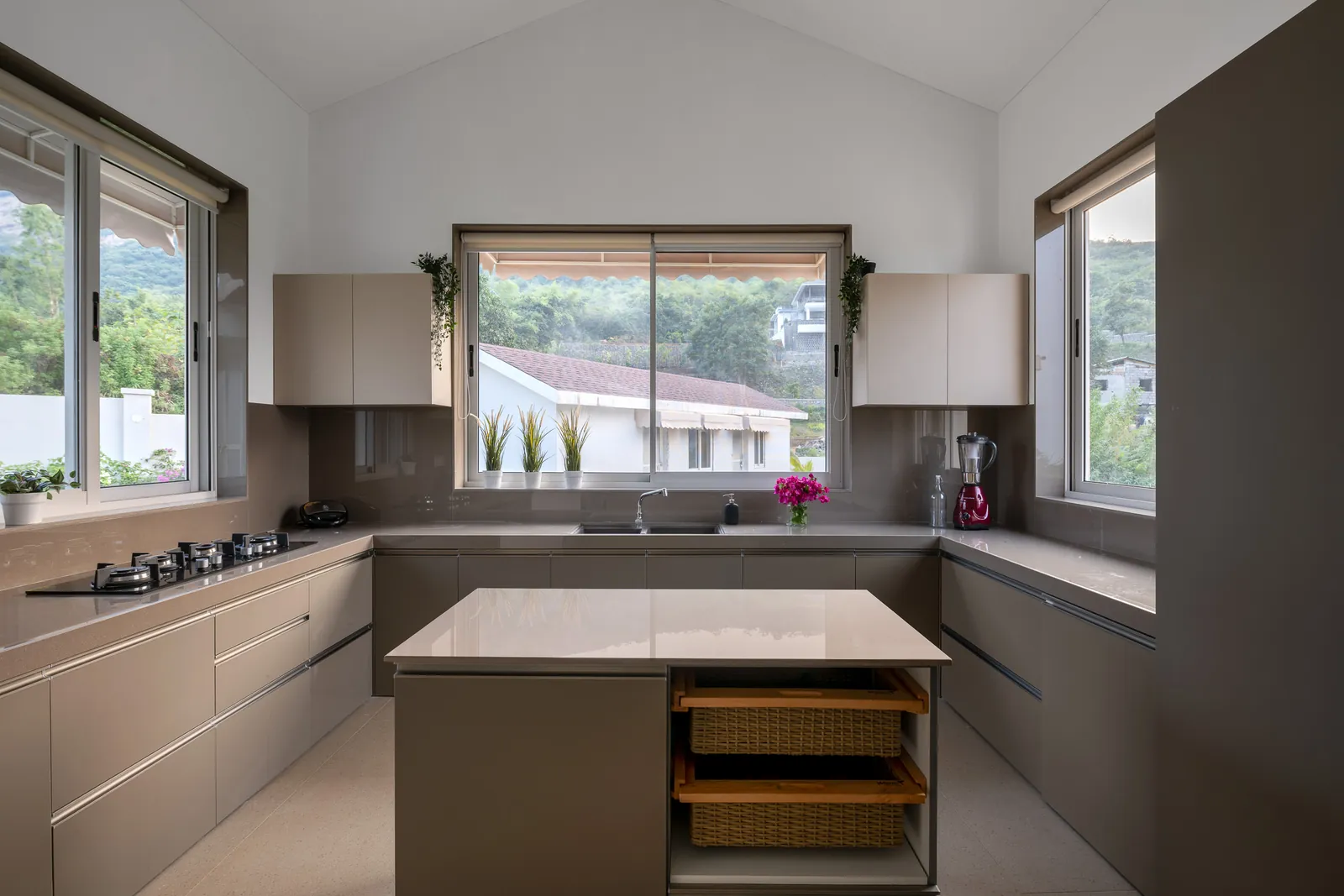 Fully equipped kitchen with island